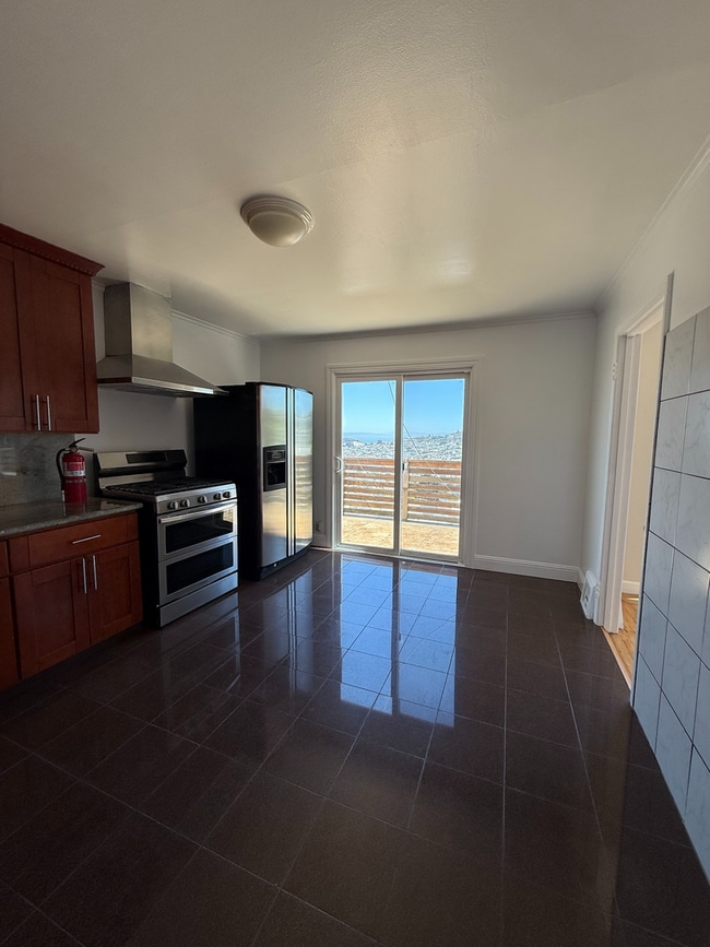 Building Photo - Spacious 3 Bedroom Home Minutes from City ...