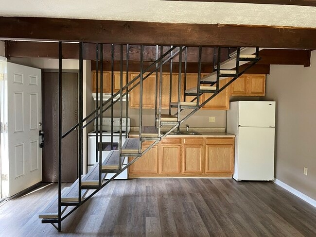 Building Photo - Charming Studio Apartment with Ample Space...