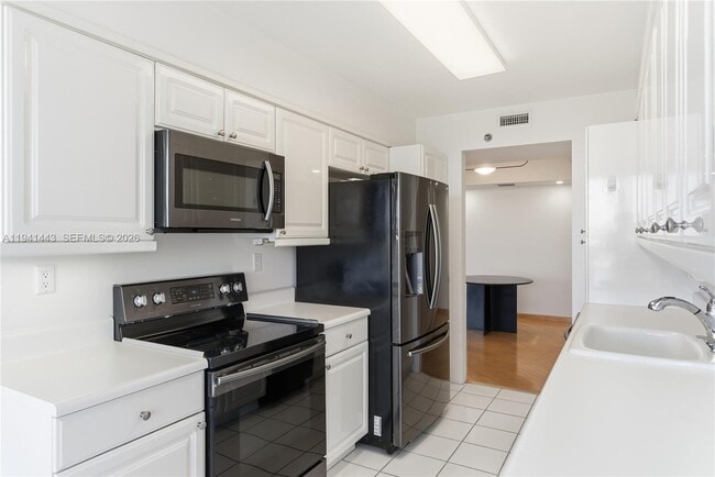 Building Photo - 3598 Yacht Club Dr