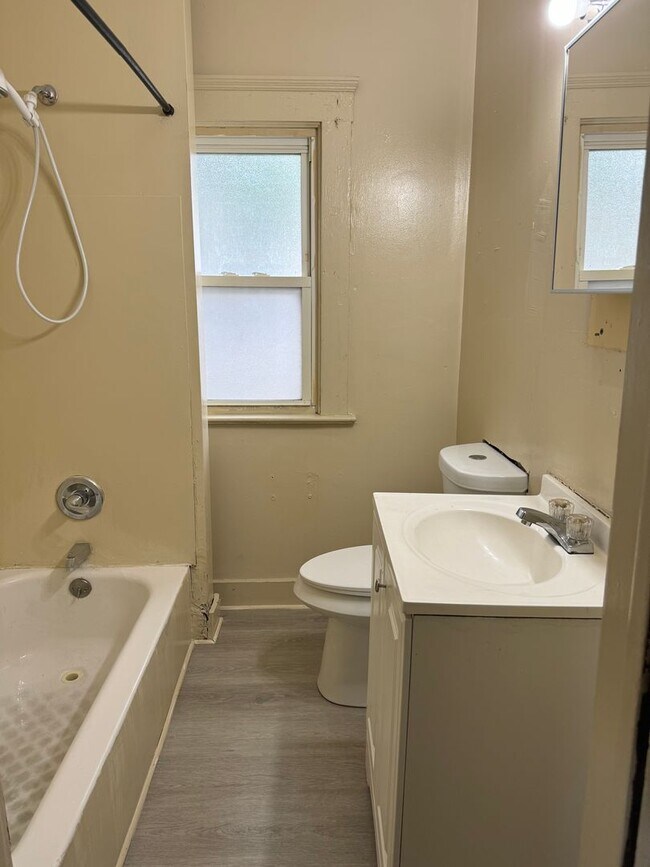 Building Photo - 4bd Single Newburgh Hts Area Cash Pay/Section 8