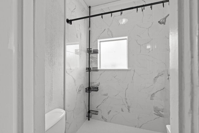 Building Photo - 1319 Maple St