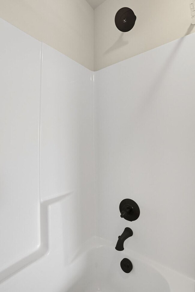 Building Photo - Like new, Move in Ready.