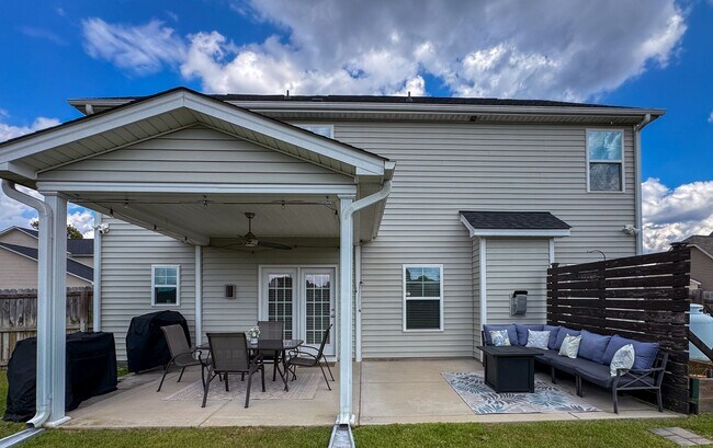 Building Photo - Gorgeous 4 Bed 2.5 Bath Home with Fenced Backyard