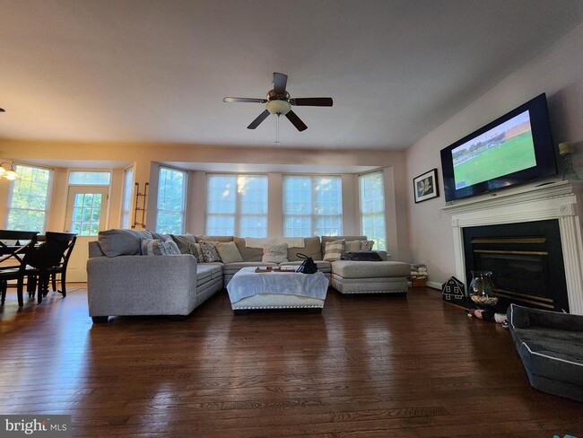Building Photo - 885 Caren Dr