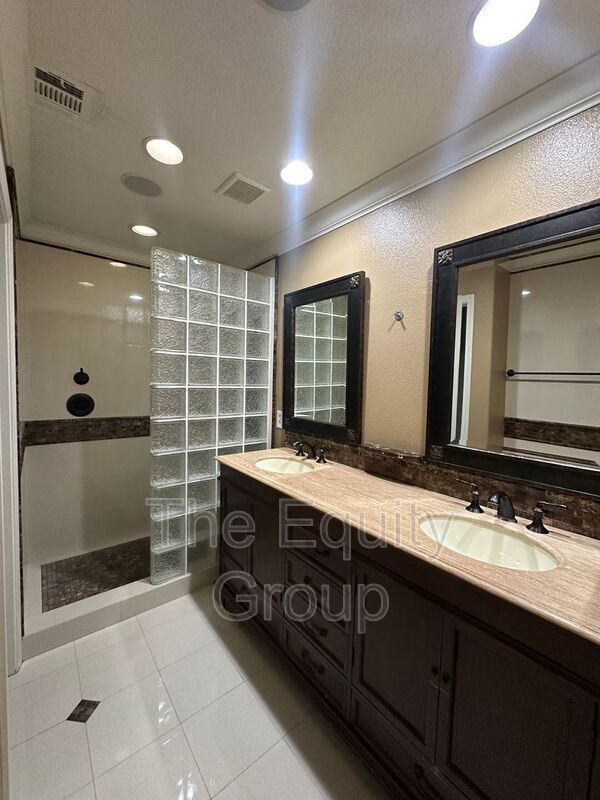 Building Photo - 3842 W Buena Vista Ave