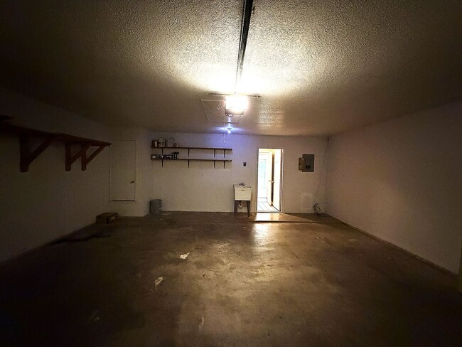 Building Photo - 405 Gina Dr