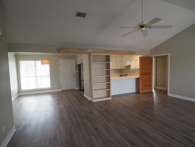 Building Photo - Gorgeous water views just blocks from the ...