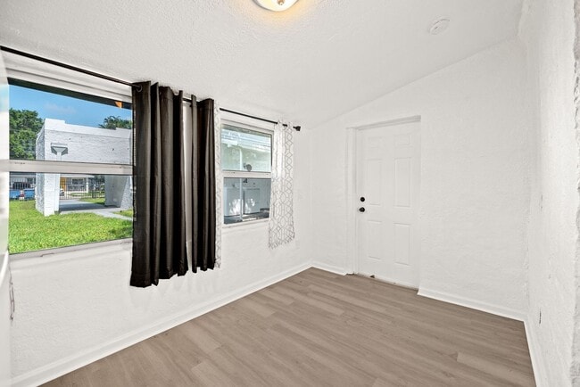Building Photo - Spacious 1 Bed / 1 Bath Apartment Near Downtown Miami