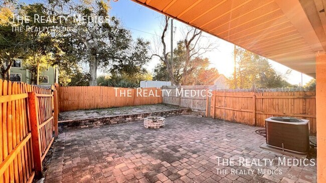 Building Photo - 7628 University Garden Dr