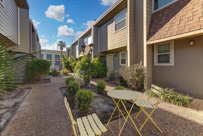 Building Photo - 424 15th St