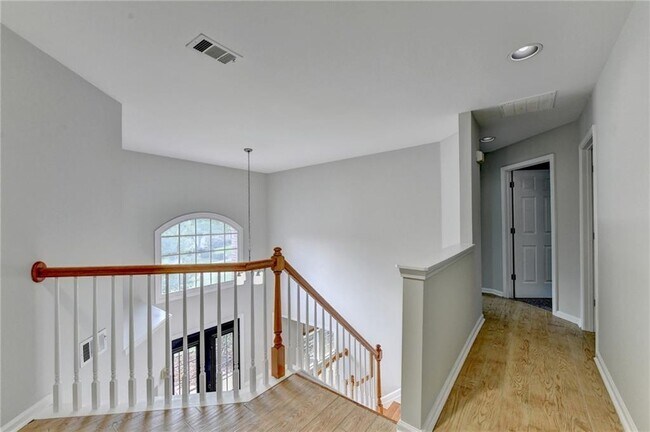 Building Photo - 2835 Crestmont Ct