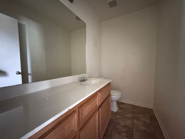 Building Photo - 1400 Chips Dr