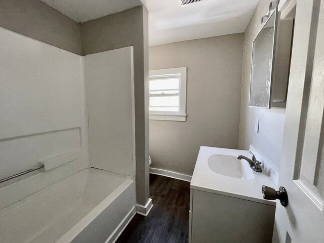 Building Photo - Stunning 3 Bedroom Home FOR RENT in Millvi...
