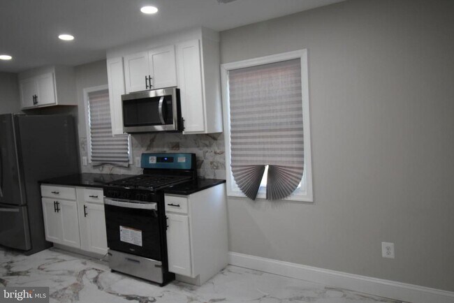 Building Photo - 3404 Elmwood Dr