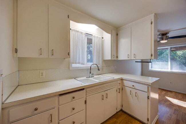 Building Photo - Charming House For Rent in Burien! Full Si...