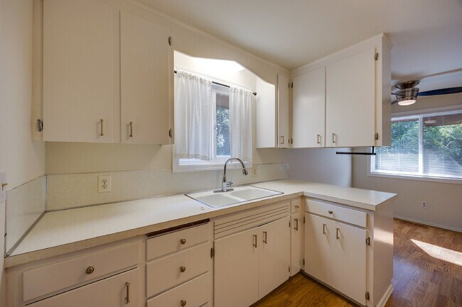 Building Photo - **NO SHOWINGS, WE ALREADY HAVE AN APPLICAT...