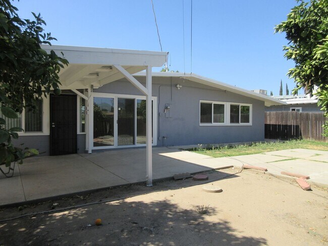 Building Photo - 10818 Paso Robles Ave