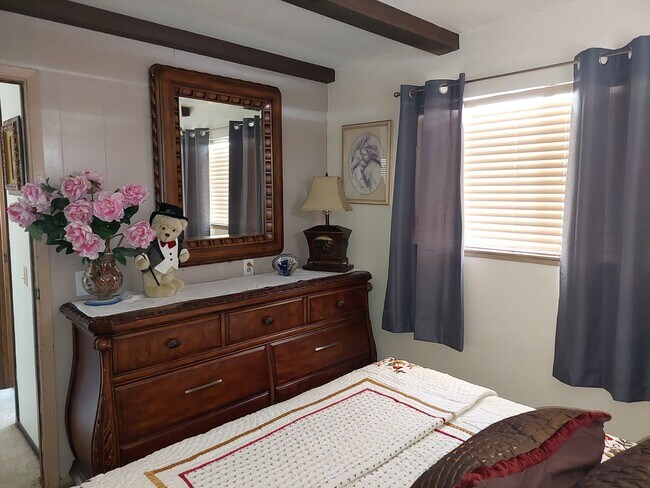Building Photo - Large furnished 4 bedroom home with 2 car ...