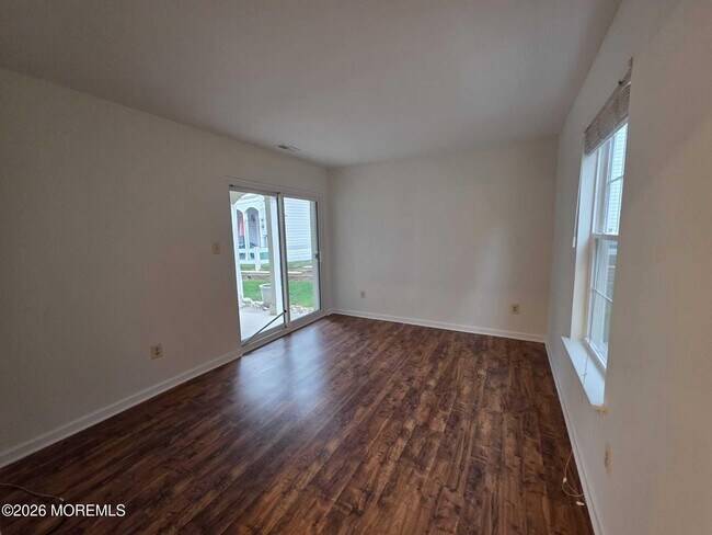 Building Photo - 129 Tulip Ln