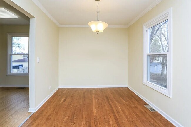 Building Photo - 136 Mayfield Dr