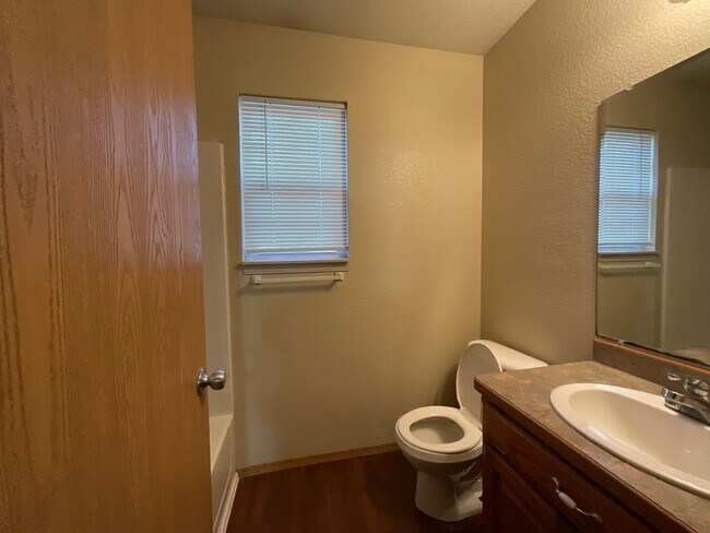 Building Photo - Newly renovated 2BR/1BA apartment in Joplin, MO near MSSU campus