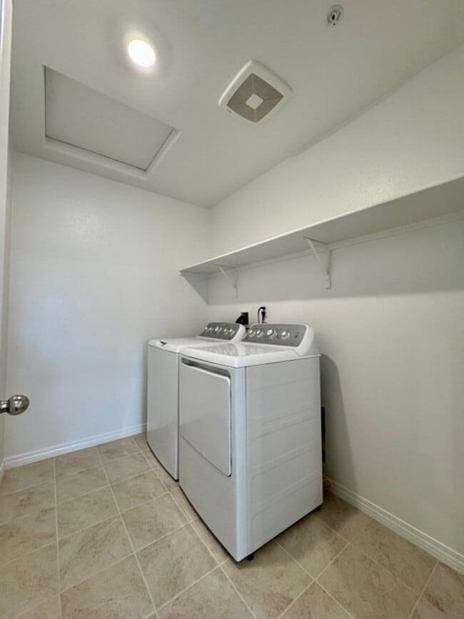 Building Photo - Welcome to Your Brand New 3 Bedroom Solar Home in the Gated Willow Springs Community of Murrieta!