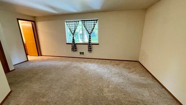Building Photo - Large 2 Bedroom 2.5 Bath Home With Fenced Yard & Wrap Around Deck in Clearwood Community! Lake, T...