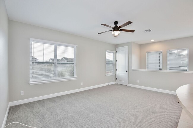 Building Photo - *Unfurnished* Beautiful 1/1 Spacious Garage Apartment in the Exclusive Laureate Park - Orlando!
