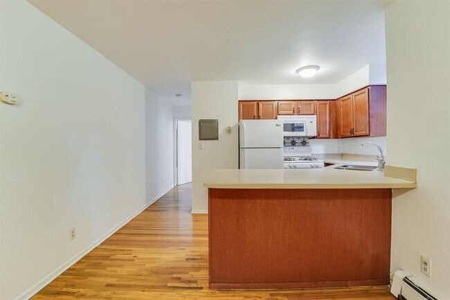 Building Photo - 624 Park Ave