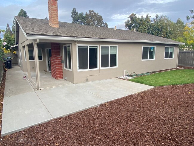 Building Photo - Remodeled 3 Bedroom 2 Bath Home in the Los...