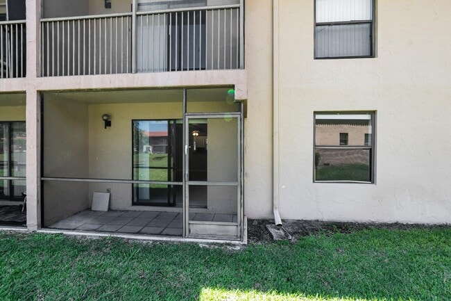 Building Photo - 21911 Lake Forest Cir