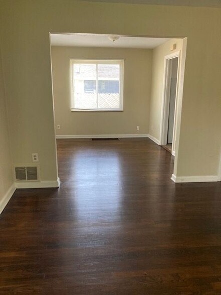 Building Photo - 318 W Xenia Dr