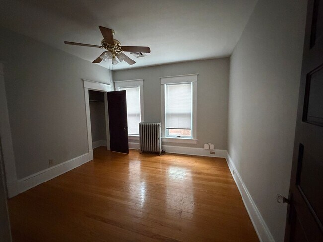 Building Photo - 2216/2218 Memorial Ave SW