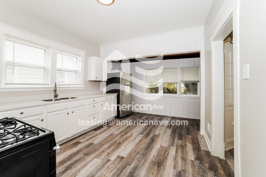 Building Photo - 2140 N Maryland Ave