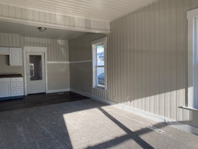 Building Photo - 2 bed 1 full bath and 1 half bath home for...
