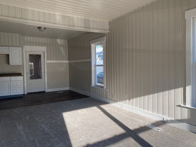Building Photo - *MOVE IN SPECIAL"- Half off 1st month's re...