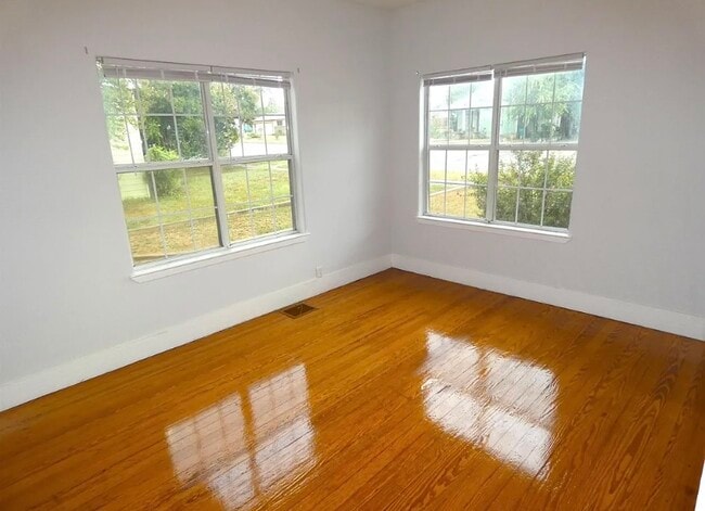 Building Photo - 301 E Sandstone St