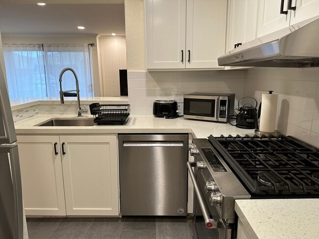 Building Photo - 204 Larkspur Plaza Dr