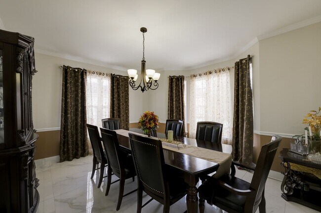 Building Photo - Luxurious Single Family Home in Emerald Farm