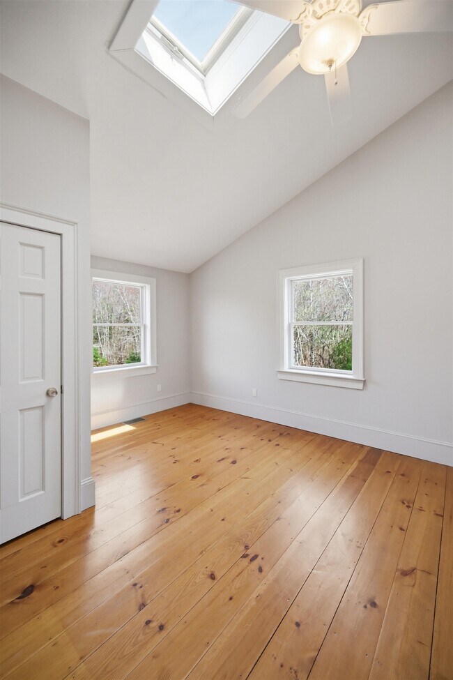 Building Photo - 564 Main St