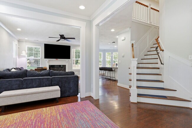 Building Photo - 1041 Scenic Blvd