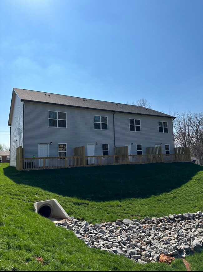 Building Photo - 119 W Rossview Rd