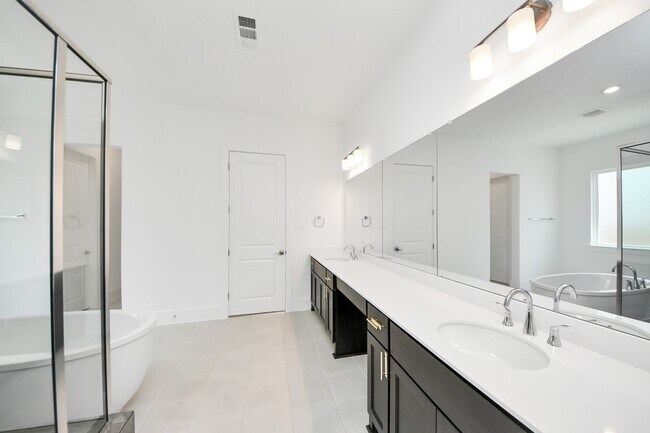 Building Photo - 10235 Forest Lake Dr