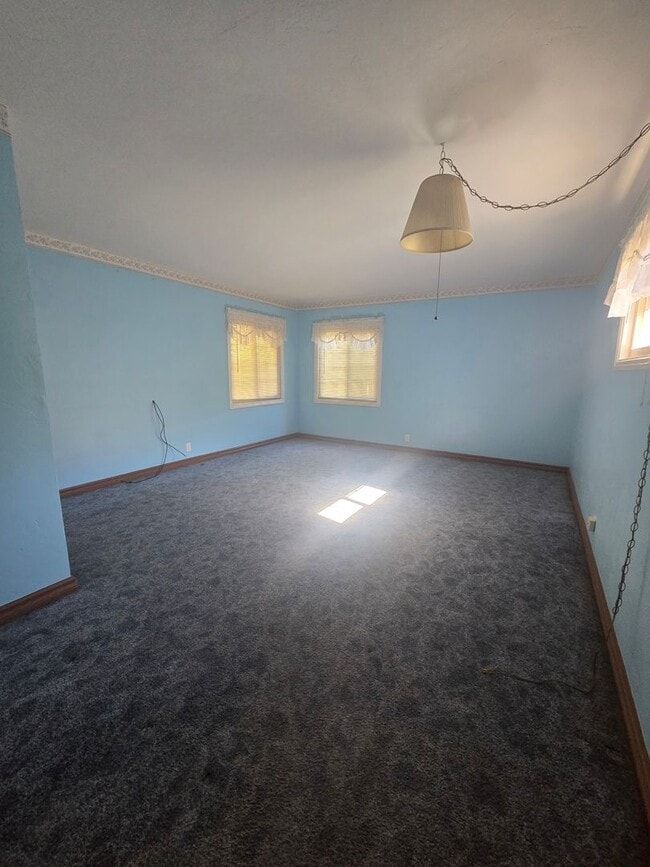 Building Photo - 4 Br 3 Ba + Flex w/ Fireplace