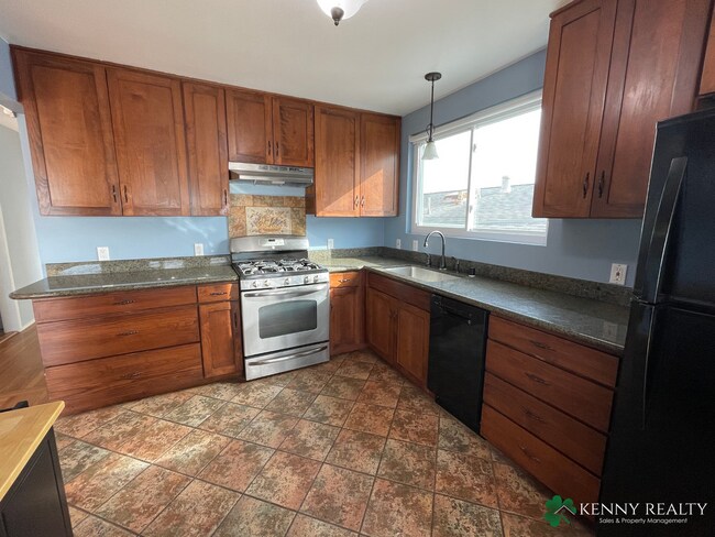 Building Photo - Large Five Bedroom, Three Bathroom with In...