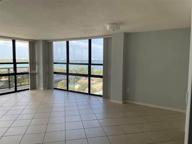 Building Photo - 600 NE 36th St