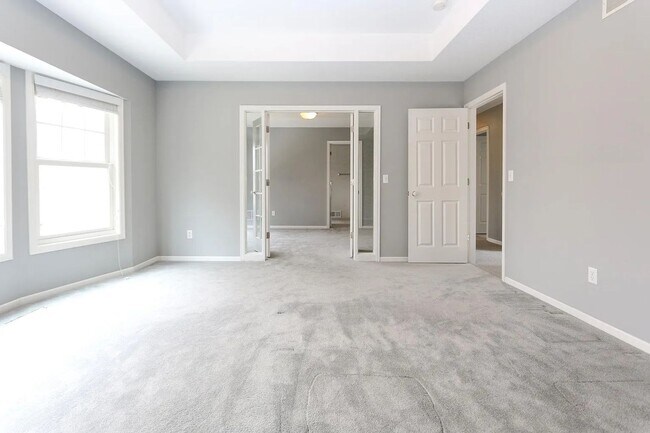Building Photo - Rare 4 bed singe family super nice luxurio...