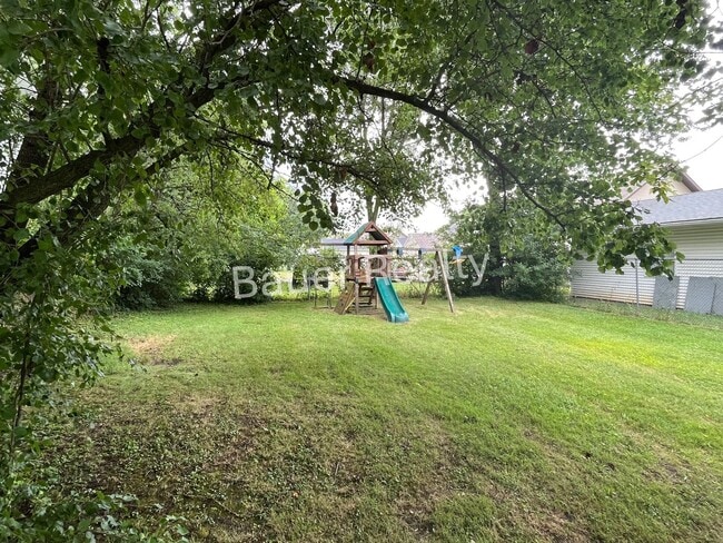 Building Photo - Charming 3 Bedroom Home