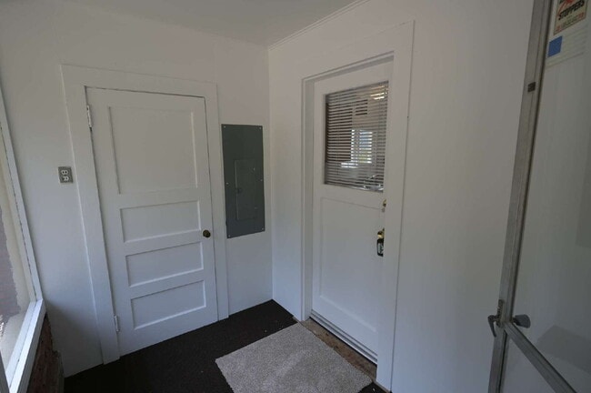 Building Photo - 2 bed 1 bath home with great view of Sequi...