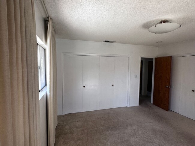 Building Photo - HOUSE